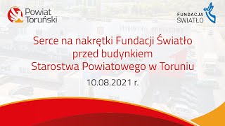 Serce na nakrętki Fundacji Światło przed budynkiem Starostwa Powiatowego w Toruniu - 10.08.2021 r.