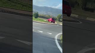 LA MICROCAR ROSSA SI RIBALTA ALLA ROTONDA! 🫣🚗