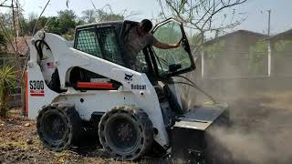 Bobcat tiller on Bobcat S300 skid steer minicargador con cultivador aditamento