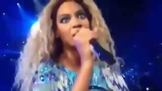 Beyonce en concierto le da su micrófono a una chica que canta mejor que ella.mp4