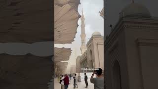 Strong winds in Masjid Al Nabawi!