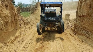 यहां ट्रैक्टर चलाने में ड्राइवर की जान भी जा सकती हैं। Mahindra 575 vs Sonalika 35 tractor with load