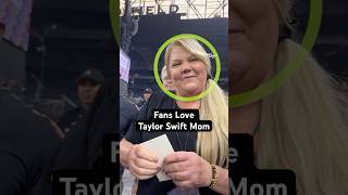 Fans Love Taylor Swift Mom…