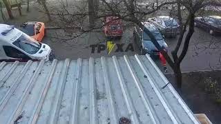 В Харькове врачу скорой пришлось отталкивать припаркованное авто