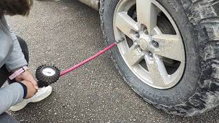 La Rubí aprendiendo a restaurar presiones en el Jeep por algo se empieza 👍