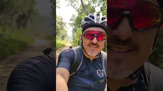 Óculos de ciclismo pedalando com estilo