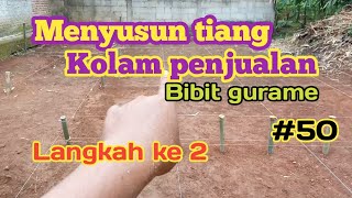 Menyusun tiang pondasi kolam terpal bambu