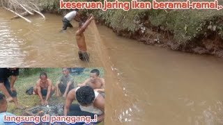 keseruan jaring ikan beramai-ramai , hasilnya langsung di panggang.