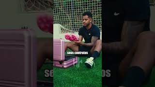 Por que os jogadores pintam as chuteiras de preto?