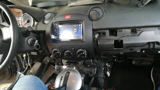 instalación pantalla Pioneer mazda 2 cámara de reversa sensores de reversa y consola instalació