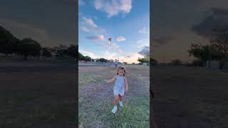 Little Girl Flies Kite for the First Time with Mom and Dad’s Help❤️