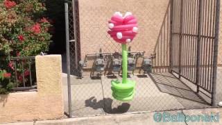 Balloon street artist in LA / Piranha plant