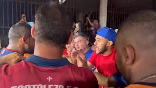 Capitão do Fortaleza Tinga cumprimenta os torcedores na recepção do time! Torcida de leais!