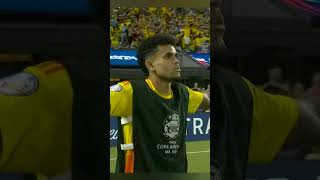 Goleiro do Uruguai sai do gol, contra a Colômbia.