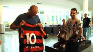 KELLY SLATER GETS FOOTBALL SHIRT GIRLS SURF