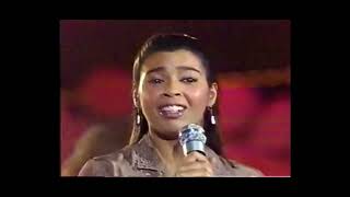 Now, here's a name I haven't heard in a while; Irene Cara, dueting with cute Andy.  Happy Sunday❤️