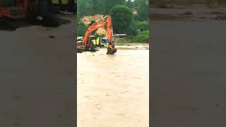 mobil dump truk muatan pasir menyebrangi sungai#shorts