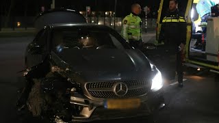 Mercedes klapt op verkeerslicht aan de Wijchenseweg en raakt flink beschadigd