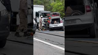 Bombeiros tentam retirar das ferragens motorista de carro que bateu de frente em caminhão na BR-262