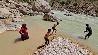 Nomadic Life: The Kuoch Family’s Joyful Day Swimming and Bonding by the River🏊🏻