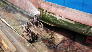 内航貨物船大峰山丸　高圧洗浄　Washing of the hull with high pressure water at the dock