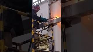 Autogenous blasting of a steel structure from a forklift truck