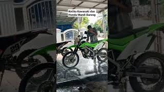 Ketika Kawasaki dan Honda Mandi Bareng