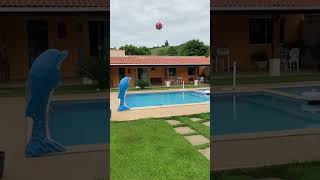 Desafio do futebol com o cabo de vassoura #humor #brincadeiradivertida #poolchallenge #comedia #brin