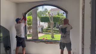 Ventana con arco. Medidas correctas - instalación de ventanas de alta calidad.