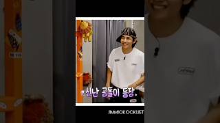 Taehyung dancing when a customer recognized him😂💜 #bts #taehyung #viral #shorts #jinnyskitchen