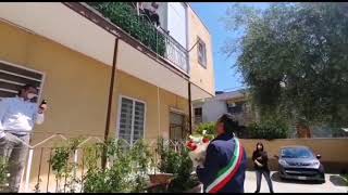 Ilikepuglia TV: Bari, compie 100 anni: il sindaco Decaro le regala i fiori dal balcone