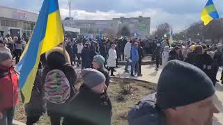 Во временно оккупированной Новой Каховке начался многотысячный митинг против войск РФ.