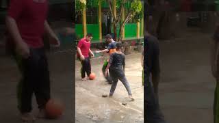 Anak santri bermain bola saat turun hujan #mandihujan #mainbola #duniasantri #santripondokpesantren