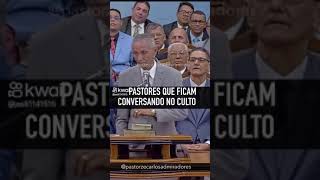 pastores que ficam conversando no culto