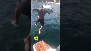 RITCHI SAUTE DANS LA MER 😂😭