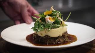 Recette: parmentier de queue de boeuf aux noisettes, salade d'herbes et de fleurs (Pierre Burtonboy)