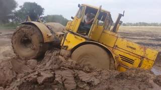 МОЩНЫЙ ТРАКТОР КИРОВЕЦ ПО ГРЯЗИ КАК ТАНК POWERFUL TRACTOR KIROVETS ON MUD AS TAN