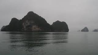 Baie d'Halong dans la brume n°2