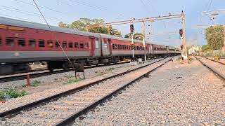 Late running Howrah SMVT Duronto Exp crosses Jolarpettai MEMU #train #expresstrain #indianrailways