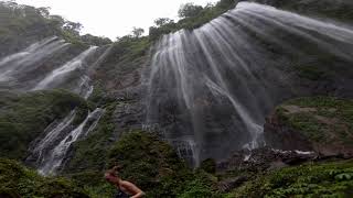 В тени действующего вулкана водопад Tumpak Sewu. Индонезия.