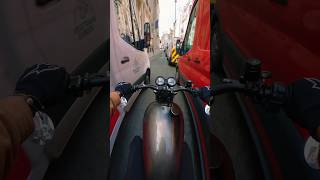 I’m a lil swervy boi #dashcam #triumph #motorcycle #motorbike #exhaust #london #gopro #biker #bike