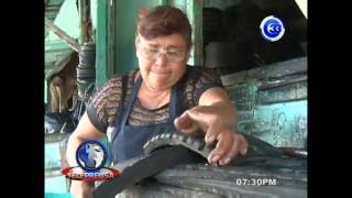 UNA MUJER QUE FABRICA PIEZAS PARA CARROS CON LLANTAS RECICLADAS