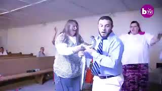 PASTOR FAZ CULTO COM COBRA VENENOSA E E PICADO E MORTO.