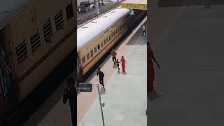 स्टेशन पर चलती ट्रेन से ना उतरे 🙏🚄 #train #railfacts #shorts #trending #viral #indianrailways