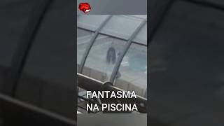 uma casal fotógrafos um fantasma em uma piscina olhando para eles