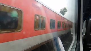 Trivandrum Rajdhani meets Tejas express at Kankavli | slow motion