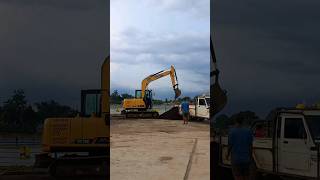 excavator mindahin pasir ke pick up #alatberat #excavator