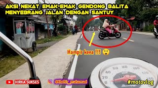 Aksi Nekat Emak-emak Gendong Balita Menyebrang Jalan dengan Santai #motovlog #viral #tiktok