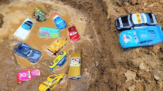 A slightly larger Cars mini car has fallen into a swamp. Rescue and wash the car. | Car Wash Video ♪