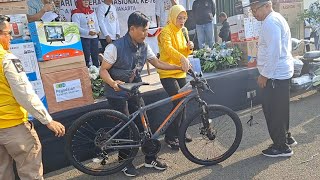 pengundian dan pemberian hadiah oleh bupati purwakarta di acara peringatan hari koperasi nasional